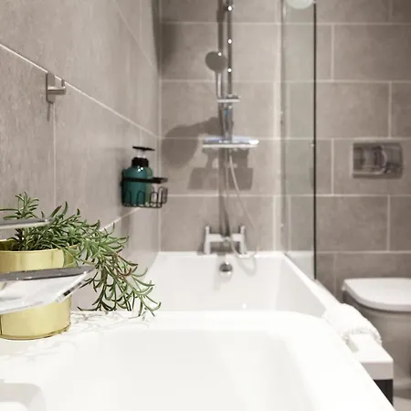 1 Bed - Long Term Rates- Contractors-professionals-relocators Apartamento *