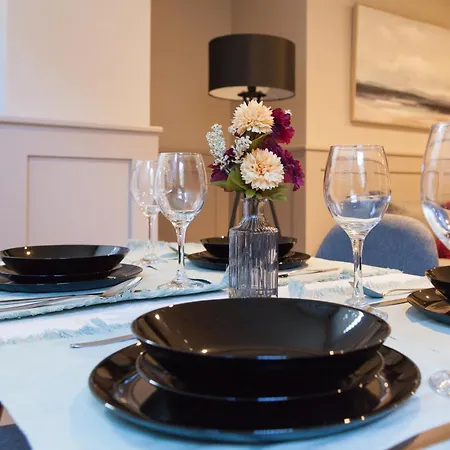 Near Train Station & Financial District Leeds (West Yorkshire)