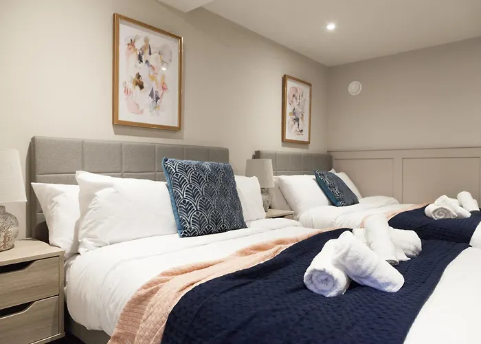 Near Train Station & Financial District *