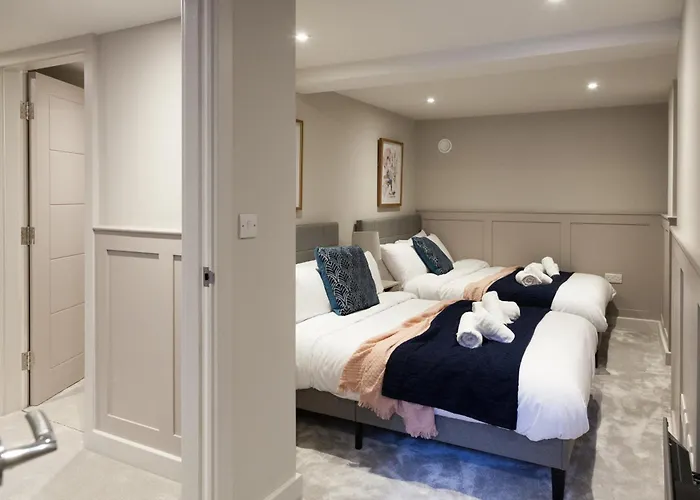 Near Train Station & Financial District *