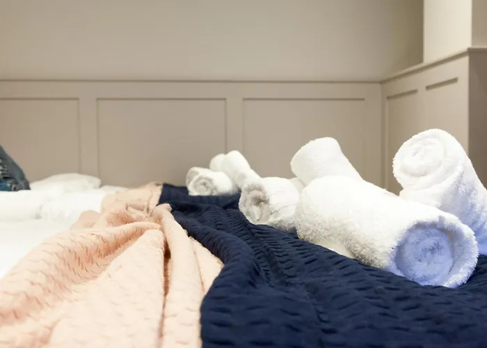 Near Train Station & Financial District *