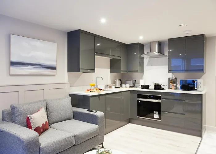 Near Train Station & Financial District *